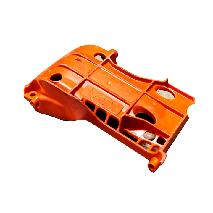 Guard, Below 5771049-01 in the group Husqvarna Chainsaw 4-series / Spare parts Husqvarna 439 chainsaw at Motorsågsbutiken (5771049-01)