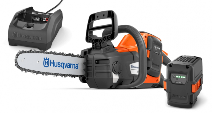 Husqvarna 225i + B140 & C80 in the group Forest and Garden Products / Battery operated power tools / Chainsaws at Motorsågsbutiken (9705475-06)
