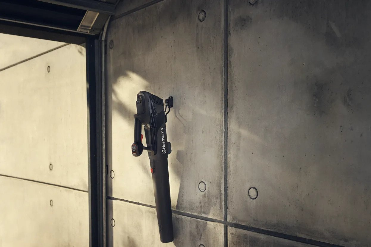 Husqvarna Aspire™ B8X without battery and charger