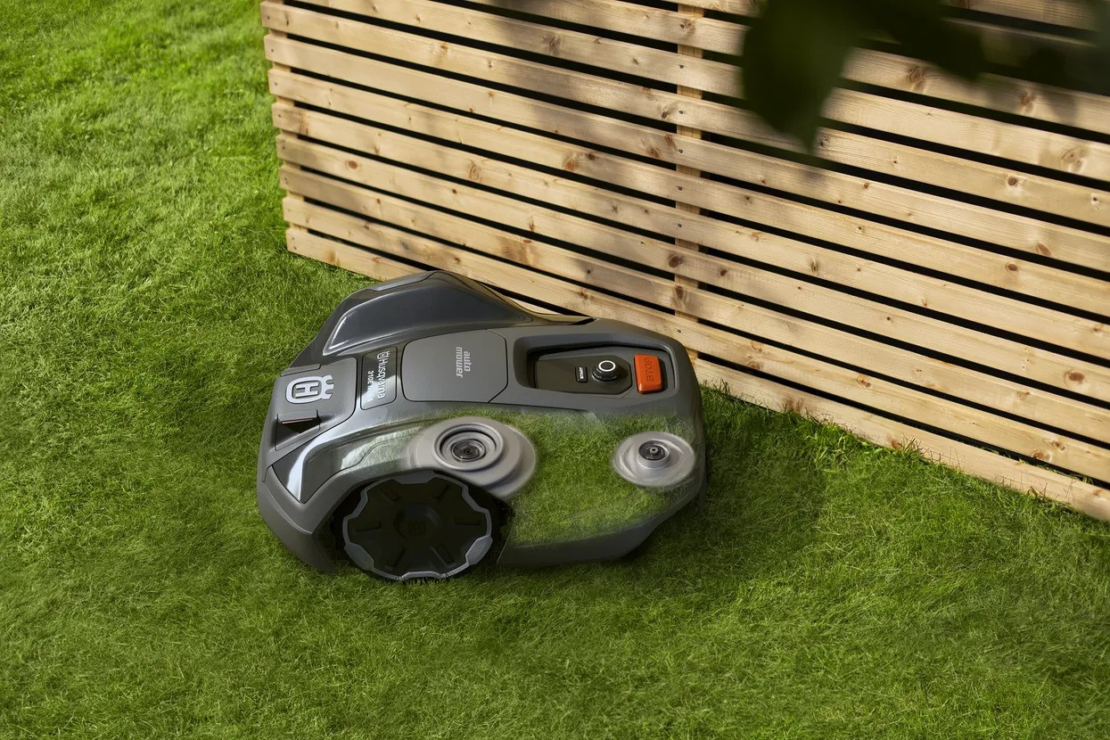 Husqvarna Automower® 305E Nera Robotic Lawn Mower with wire free technology