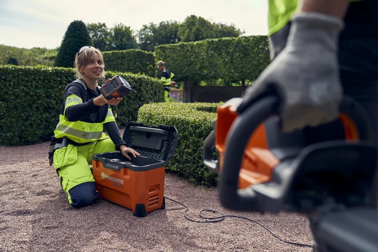 Husqvarna C1000X4 multi-rack charger