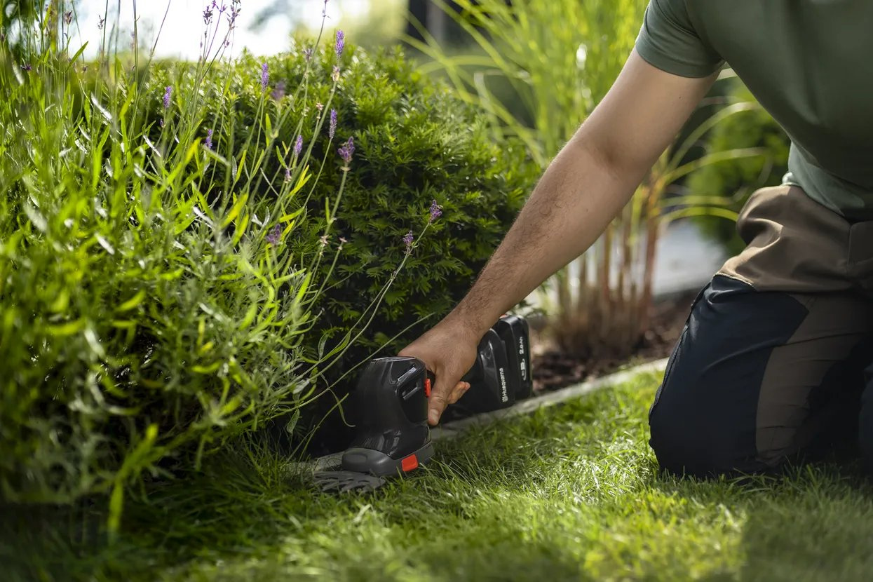 Husqvarna Aspire™ S20 with battery and charger