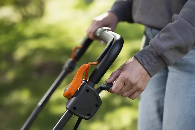 Husqvarna LB 246iS Lawnmower