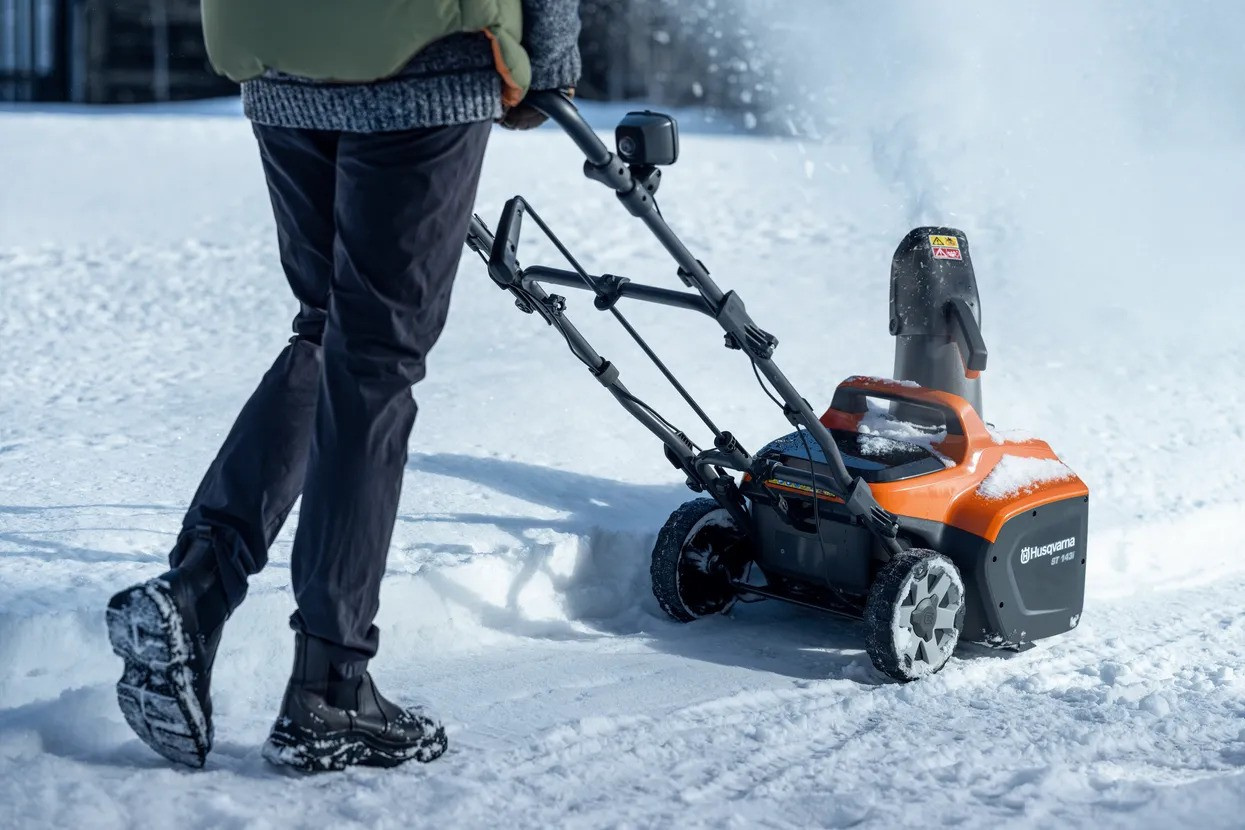 Husqvarna ST 143i Snow Blower