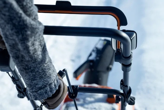 Husqvarna ST 143i Snow Blower