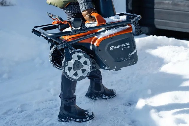 Husqvarna ST 143i Snow Blower