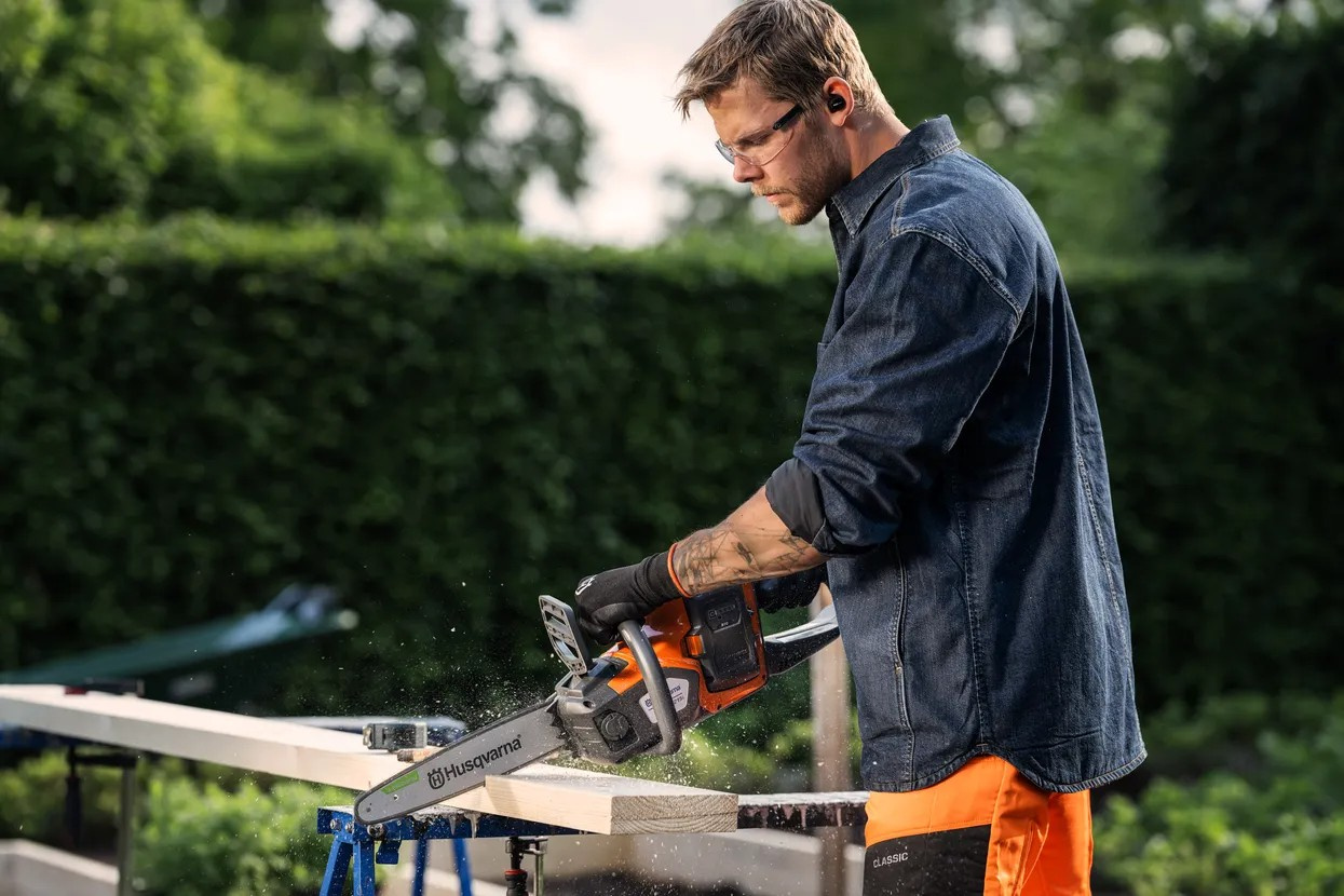 Husqvarna 215i battery chainsaw without battery and charger