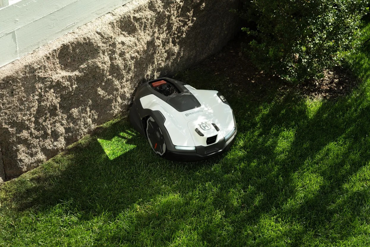 Husqvarna Automower® 405VE Nera Robotic Lawn Mower