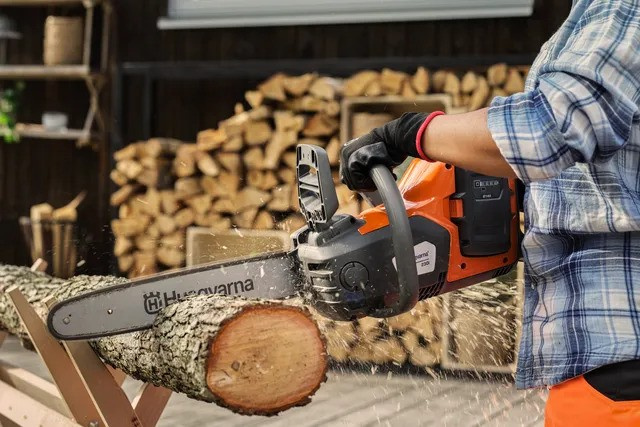 Husqvarna 242i battery chainsaw without battery and charger