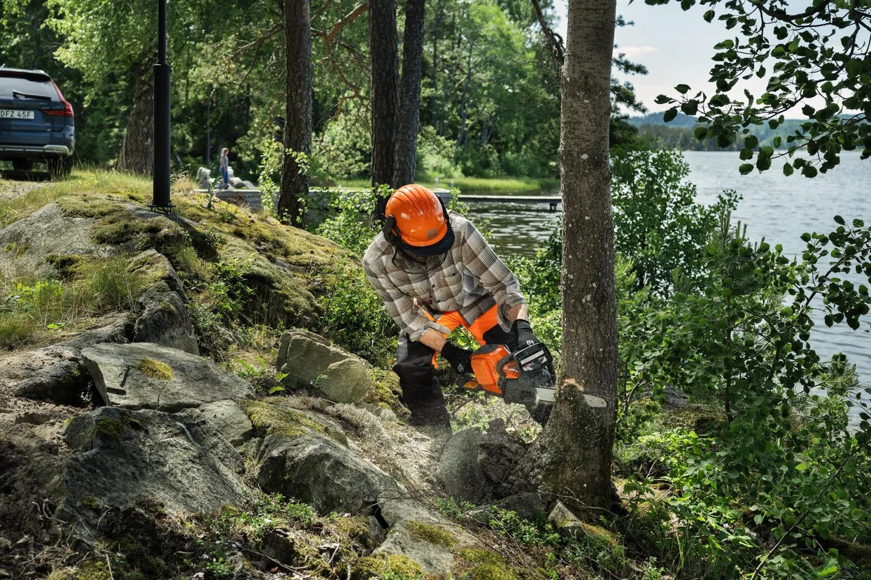 Husqvarna 242i battery chainsaw with battery and charger