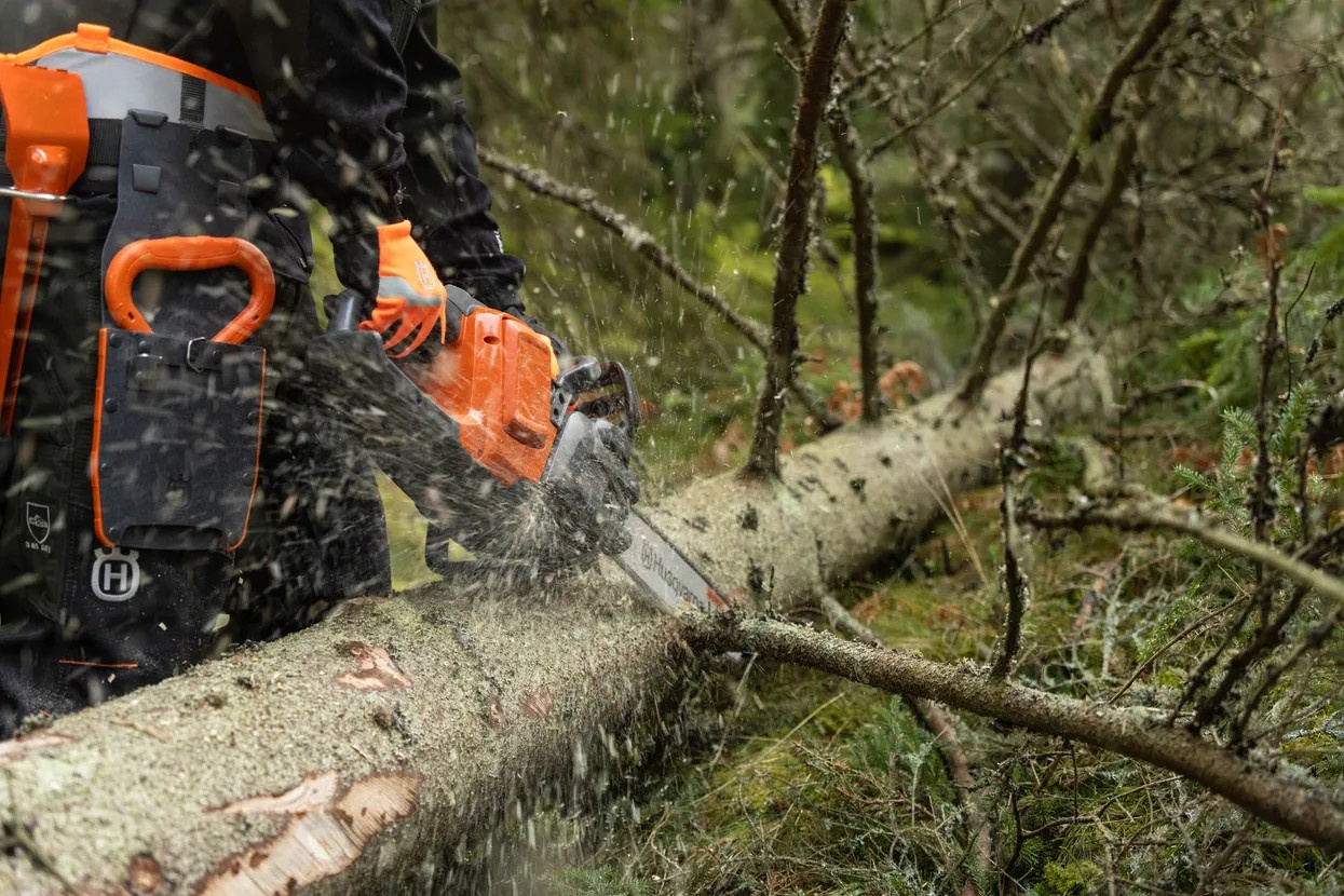 Husqvarna 440i battery chainsaw with battery and charger